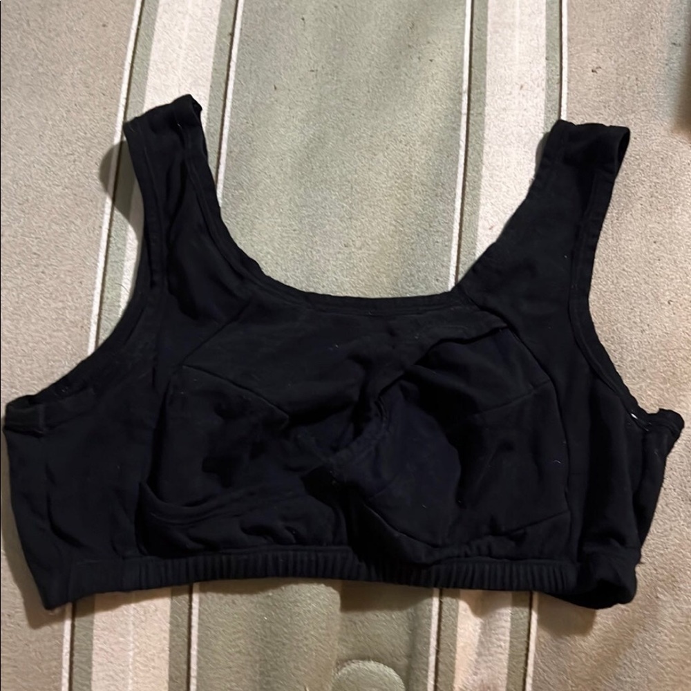 Sports bra with keyhole